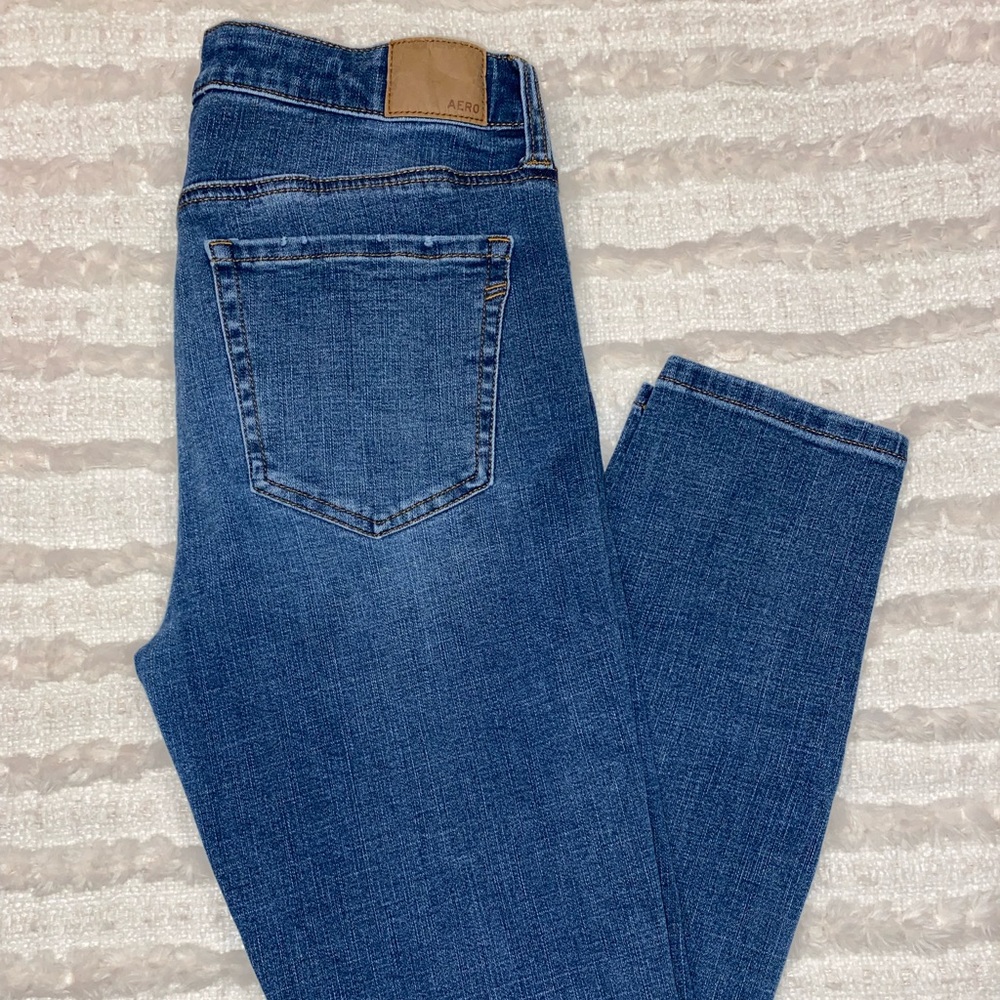 Aero High Rise Distressed Jegging
